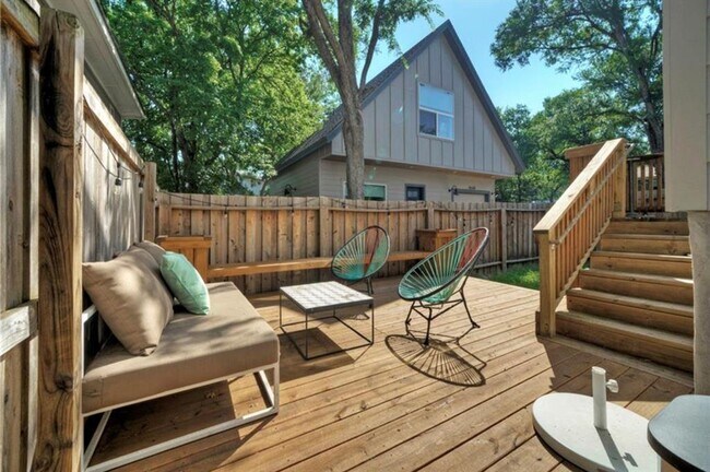 Building Photo - 4608 Santa Anna St