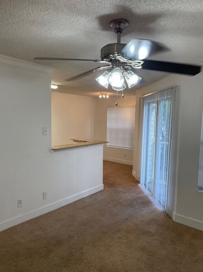 Building Photo - Lexington Place One Bedroom Condo