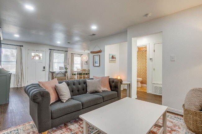 Building Photo - Fully furnished and updated 3 bedroom 2 bath in the heart of River Oaks. Available immediately an...