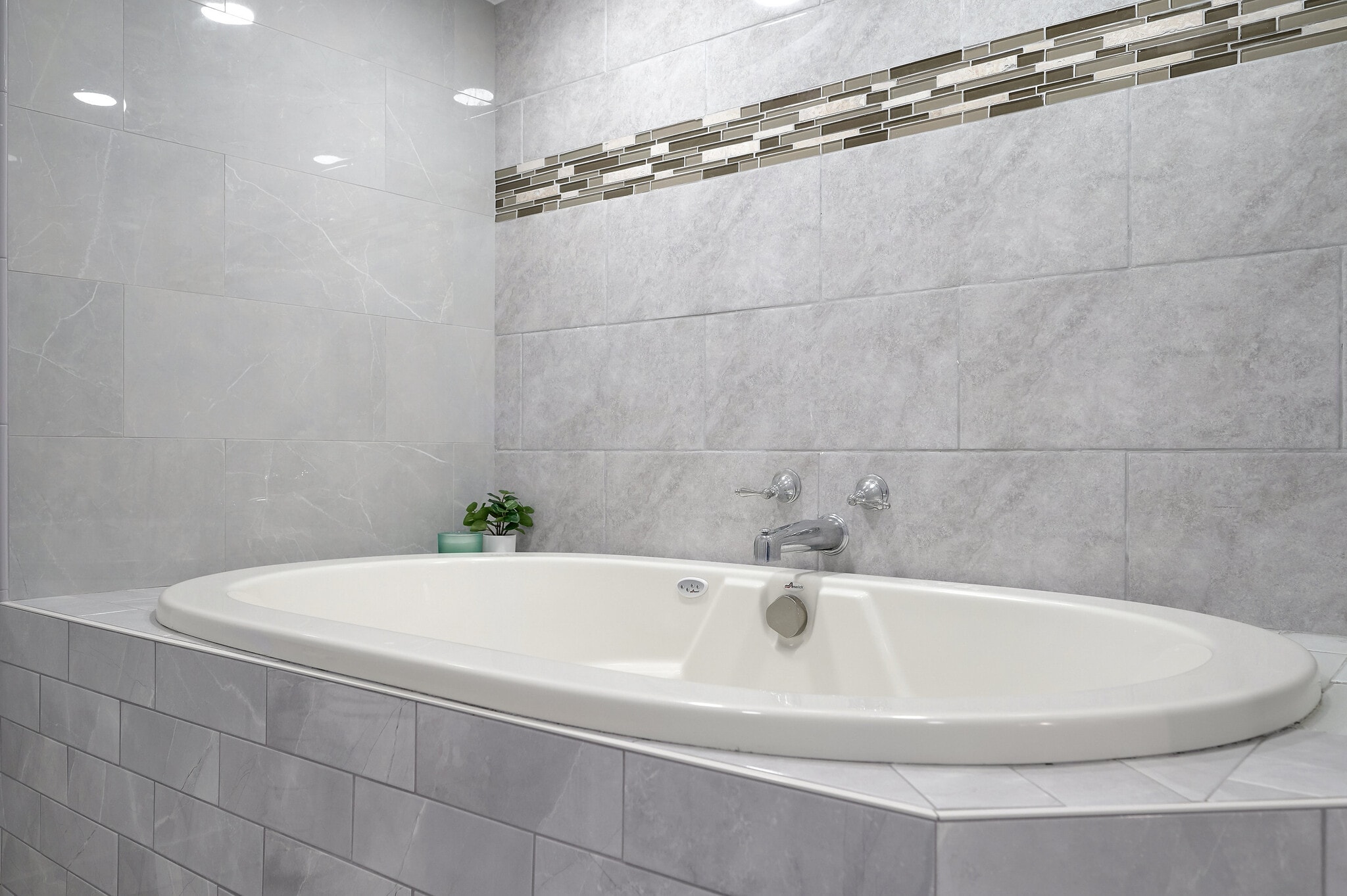 Building Photo - 121 S Palm Dr