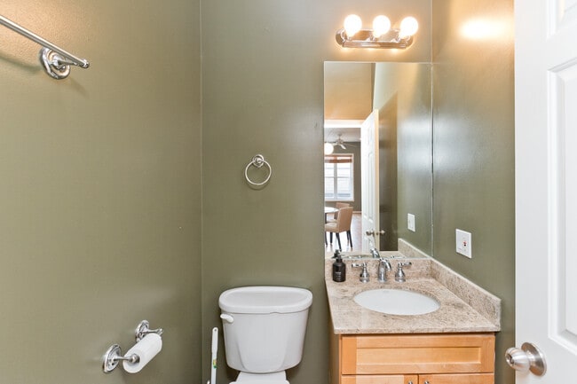 Building Photo - 1317 N Wicker Park Ave