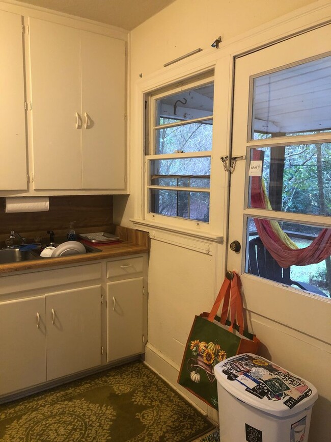 Building Photo - 475 Woodlawn Ave