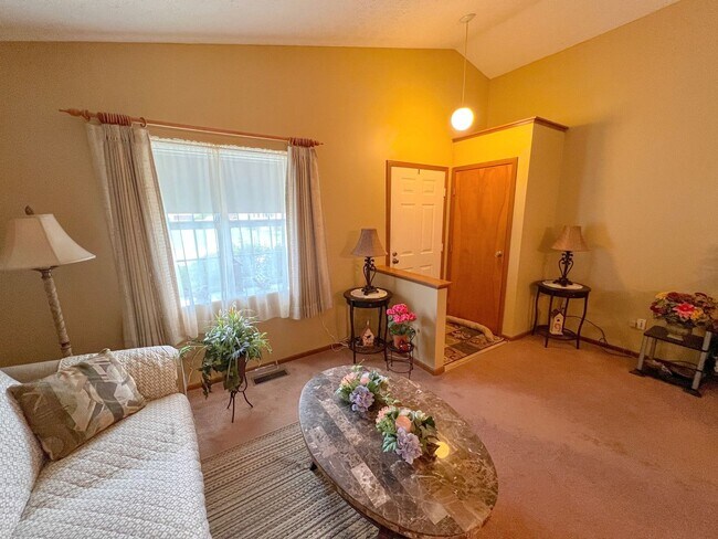 Building Photo - Stunning Rental Home in Indian Creek - Rey...