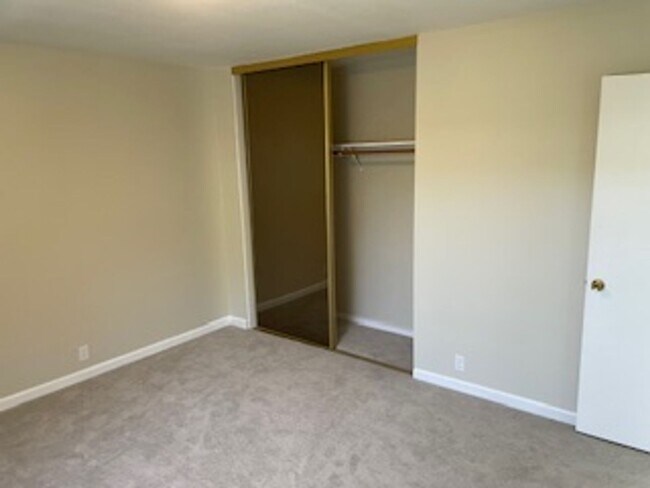 Building Photo - Beautiful Condo with views from Mt. Olympus!