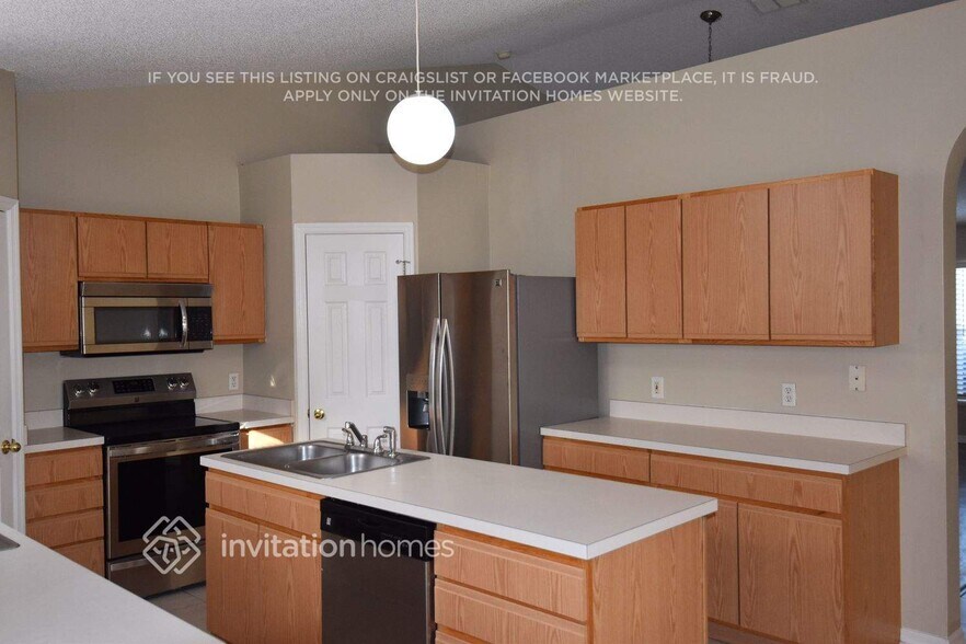 Building Photo - 1755 McFarlane Ave