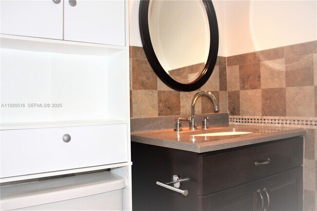 Building Photo - 8010 N Colony Cir