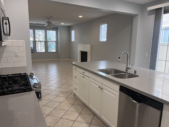Building Photo - "Spacious 3-Bed Townhouse Retreat with 2.5 Baths in Beautiful Oceanside – 1,797 Sq Ft of Modern L...