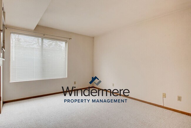 Building Photo - 3 bed 2 bath Condo with a View!
