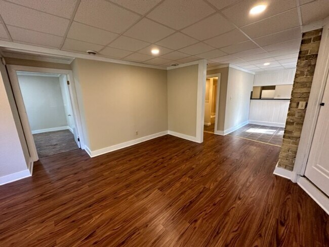 Building Photo - $1795 – 3 BA, 1 BA Lower Flat with Central Air - Close to UWM - 2500 N Bartlett