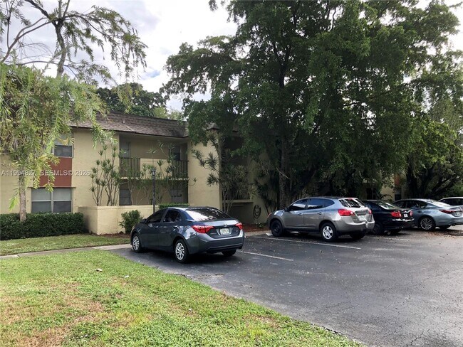 Building Photo - 5530 N Lakewood Cir