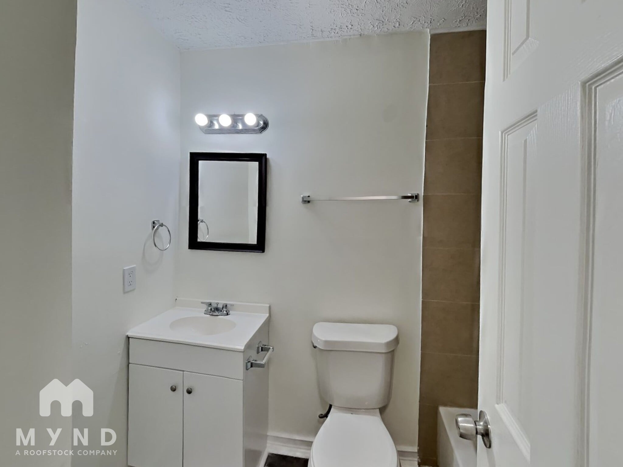 Building Photo - 605 Cedar Ave NW