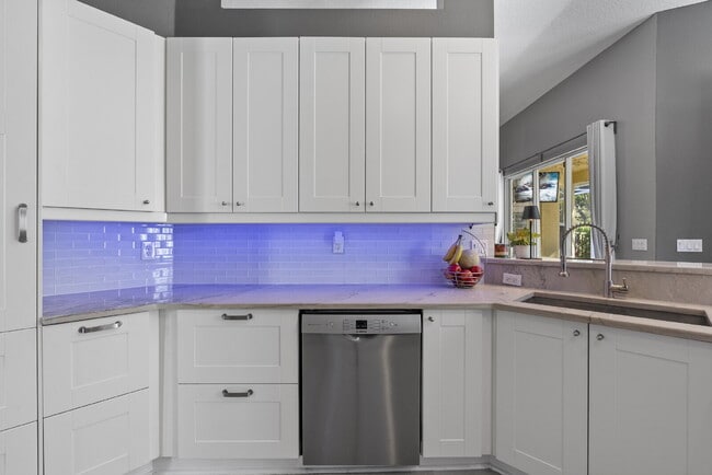 Building Photo - Beautiful 4-Bedroom Pool Home in the Heart of Westchase
