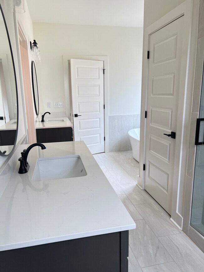Building Photo - 381 S Benchmark Ln