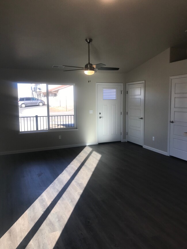 Family with ceiling fan - 2851 Belford Ave