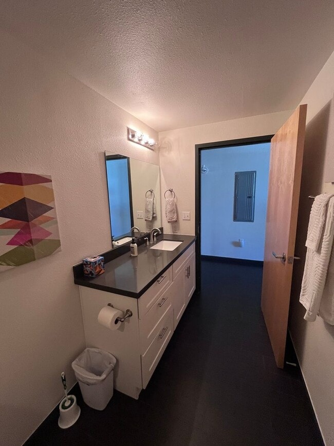 Building Photo - WOWZER Beautiful 1 bedroom Condo