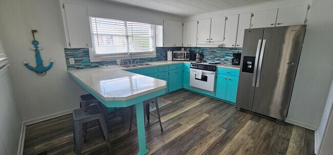 Building Photo - Snowbird Rental or Short-Term Getaway – Just Steps from the Beach!