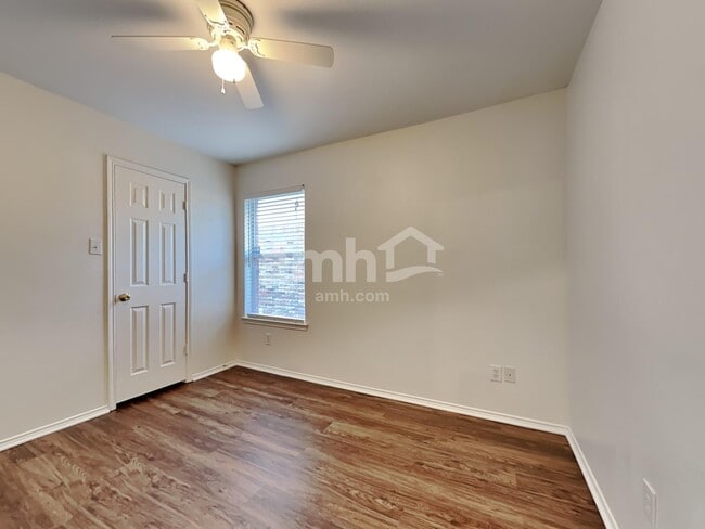 Building Photo - 1305 Hennessey Ct