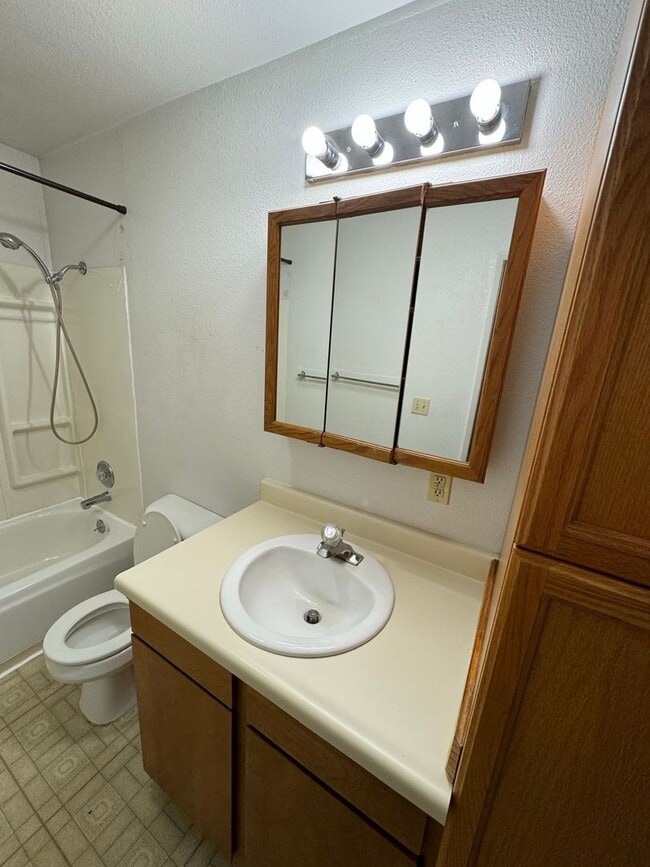 Building Photo - 1 BD, 1 BA Apartment Nestled Back on a Cul-de-Sac