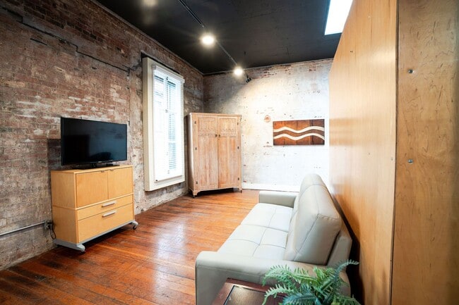 Building Photo - 422 1st St