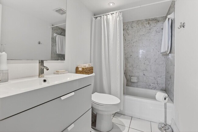 Building Photo - 9820 S Hollybrook Lake Dr