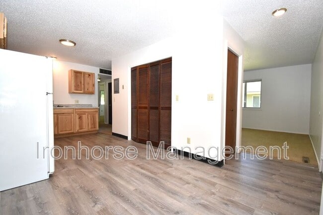 Building Photo - 411 N 16th Ave