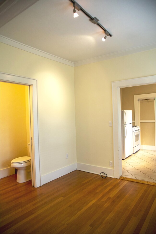 Building Photo - 601 N Forest Heights