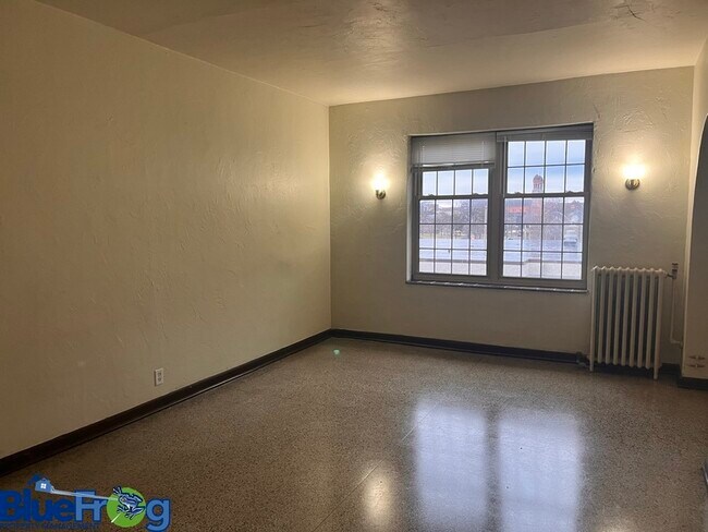 Building Photo - 425 S Monroe Ave