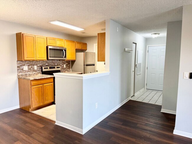 Building Photo - Beautiful 2 bedroom/2 bathroom corner condo in gated Regency Park!