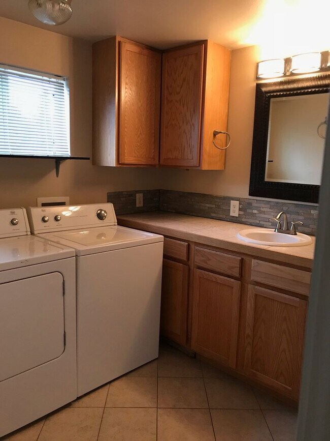 Building Photo - 4 Bedroom Duplex