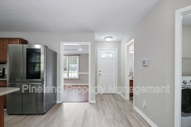 Building Photo - 320 Roundtree Dr