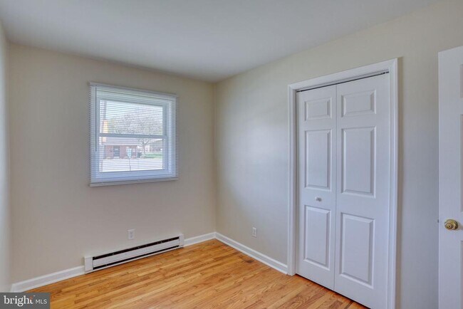 Building Photo - 206 N Main St