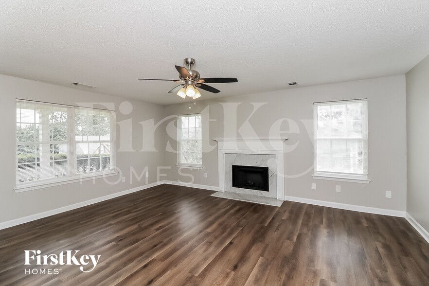 Building Photo - 444 Birchwood Dr