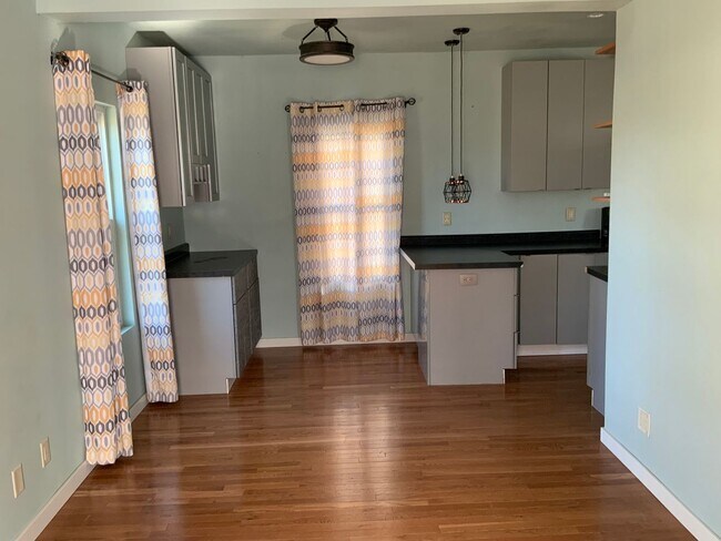 Building Photo - Charming Downtown House for Rent