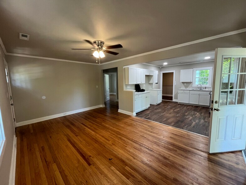 Building Photo - 1307 E Holly St