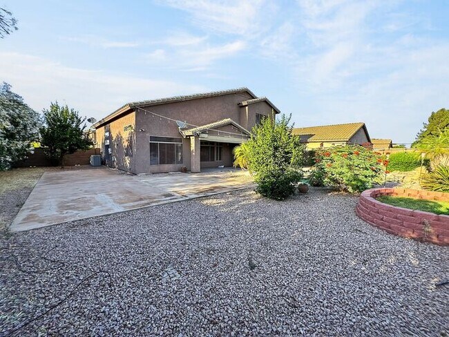 Building Photo - Charming 4 Bedrooms/ 3.5 Bath Home in Desirable Fox Crossing!!