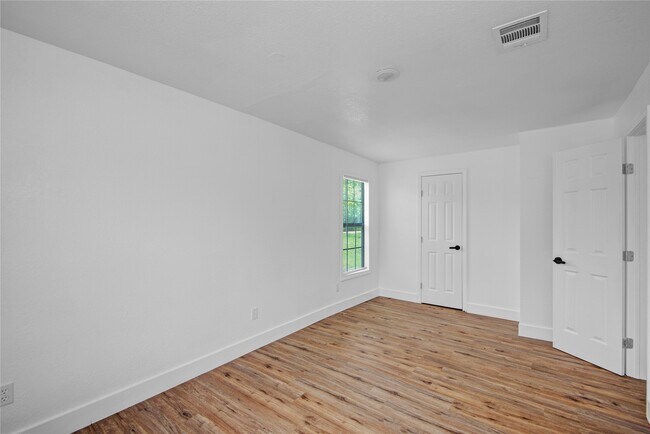 Building Photo - 1203 W 6th St