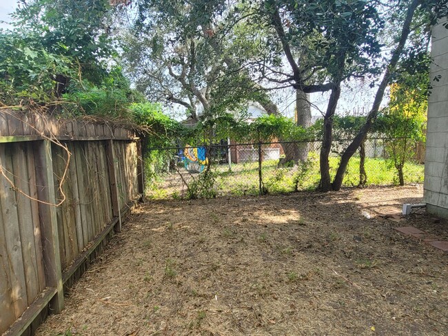 Building Photo - Large 2/1 Garage Apartment