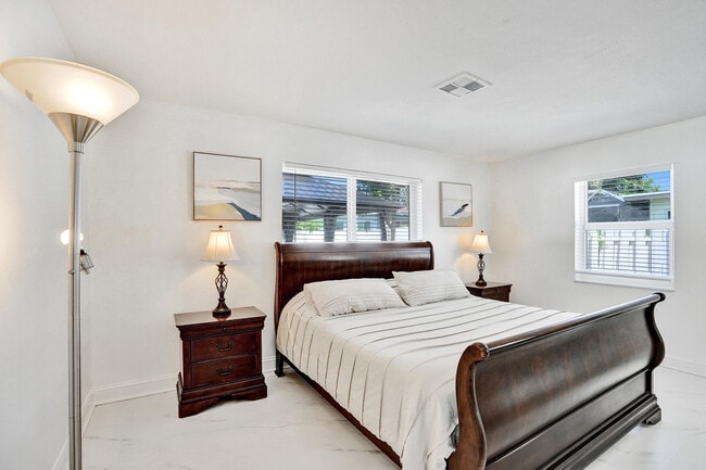 Building Photo - 1633 SE 5th Ct