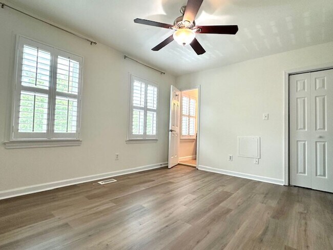 Building Photo - LIVE IN THE HEART OF FOREST ACRES