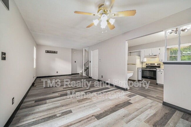 Building Photo - 3731 NE Colonial Dr