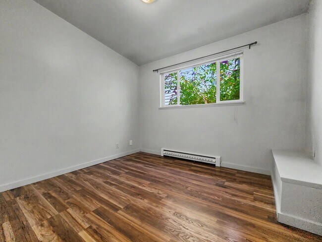 Building Photo - 3213 21st Ave W