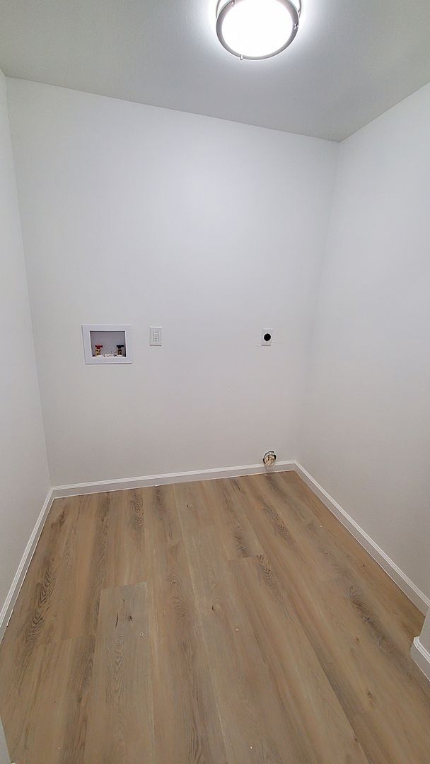 Building Photo - Just remodeled 2 bedrooms and 2 full bathrooms apartment.