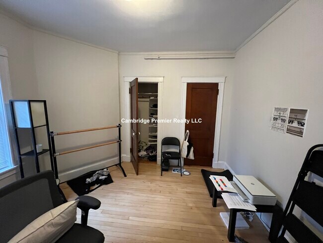 Building Photo - 6 Linnaean St