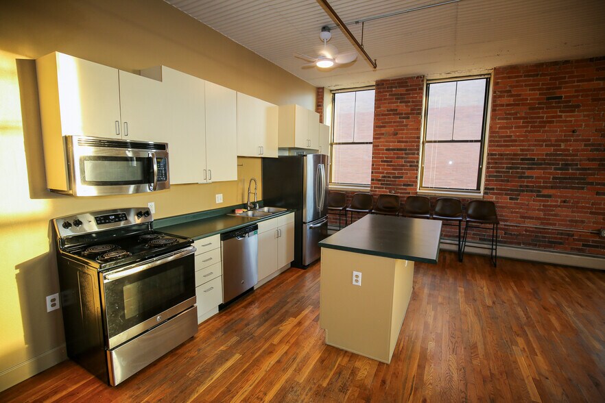 Building Photo - 2261 Blake St