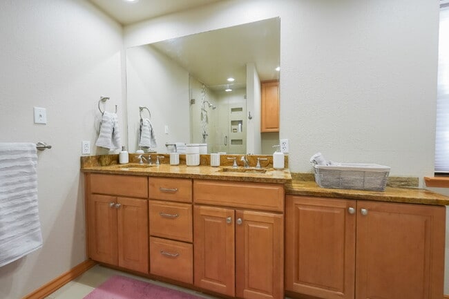Building Photo - Private Room with Private Bath in Spacious...