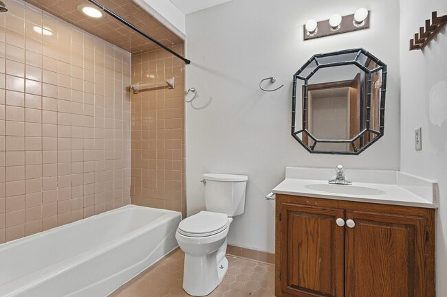 Building Photo - Available Now! 3-Bedroom Townhome in West Raleigh