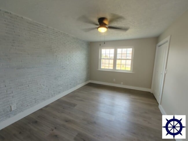 Building Photo - 505 H