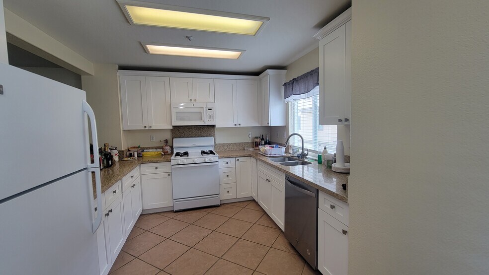 Building Photo - 10194 Wateridge Cir unit 152