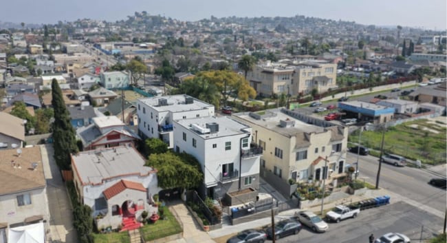 Building Photo - 2855 1/2 Cincinnati Room 3