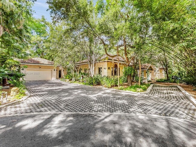 Building Photo - 3504 Banyan Cir